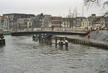 23244 Gezicht op de Molenbrug over de Stadsbuitengracht te Utrecht met op de achtergrond de Weerdsingel W.Z. en rechts ...